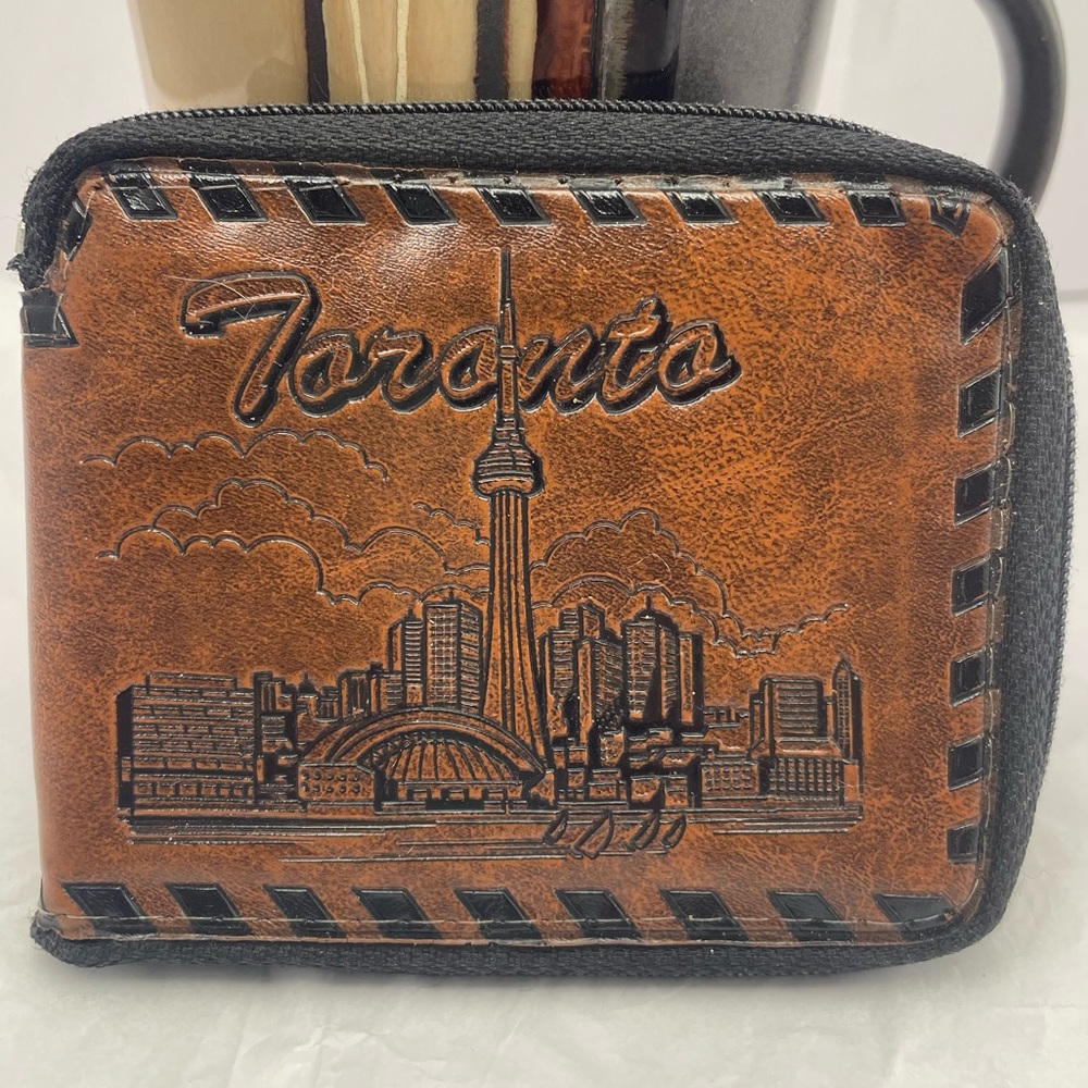🌆 Vintage 1970’s Hand Tooled Leather Wallet with Toronto CN Tower and Skyline